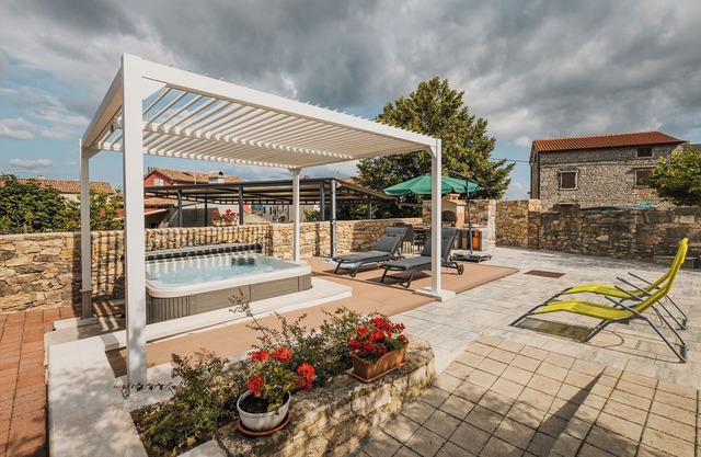 Newly renovarted 2 Bedroom small Villa with wirlpool, for 4 guests