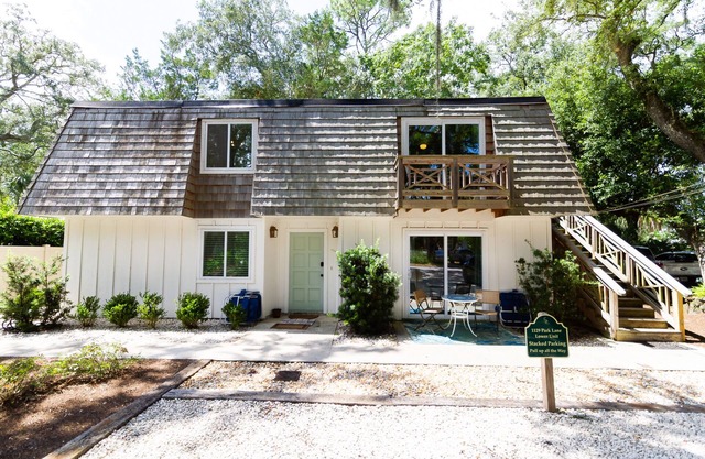 Newly Renovated 2 Bedroom Cottage! One block to Beach! Walk to King & Prince!