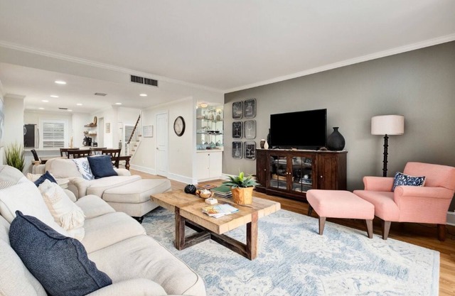 Newly renovated, 2 bedroom, sleeps 8, easy walk to beach, pool, restaurants