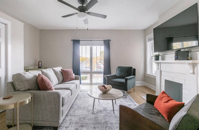 Newly Renovated 2BR Apartment w/Free Parking in Downtown