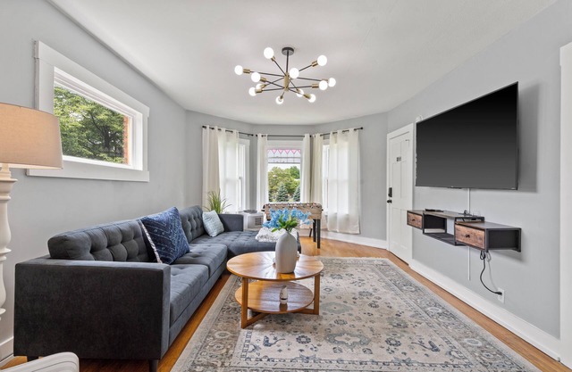 Newly Renovated 2BR Apt Near SU, Zoo, Destiny USA & Downtown