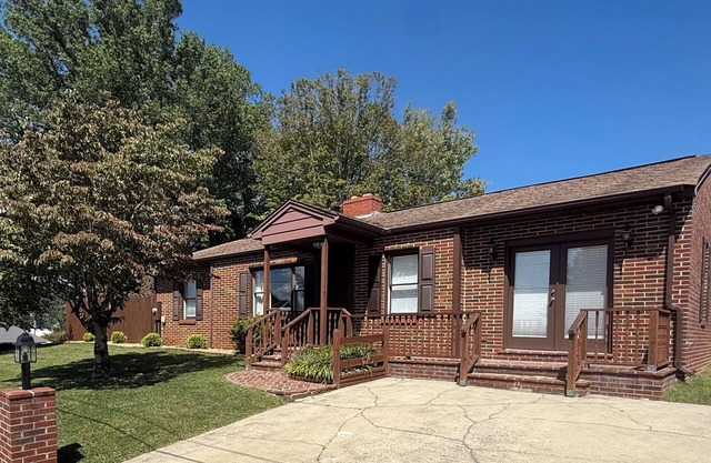 Newly renovated 3 beds, 2 baths in Marion. Great space for the whole family!