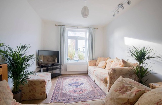 Newly renovated 3 Double Bedroom 5 Bed House with free parking
