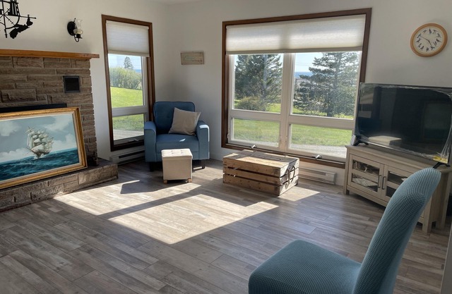 Newly renovated 4 bedroom 2.5 bathroom beachhouse close to Mavillette Beach.