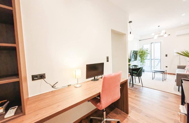 Newly Renovated Athens Retreat: Central Location, Metro Access, & Cozy Balcony!