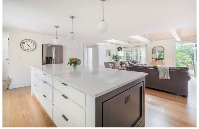 Newly renovated beautiful cottage. Beach 1.2 mile fire pit. Private fam friendly