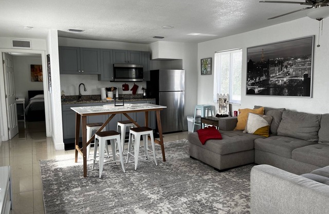 Newly renovated & bright apt in central location