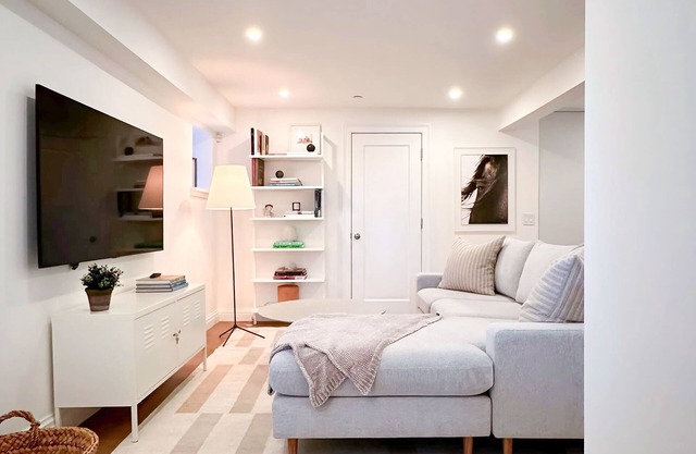 Newly Renovated Cozy 2 Bedroom Apartment with 3 min walk to Main Street