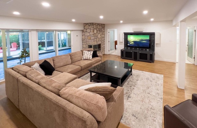 Newly Renovated Home w/In-Door Pool, Sauna, Outdoor Jacuzzi, Gym & more!
