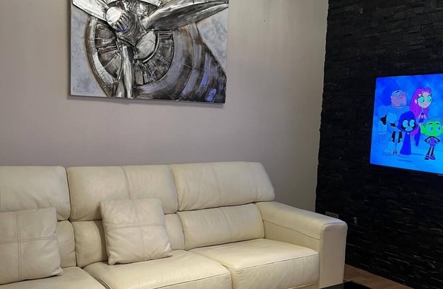 Newly renovated modern townhouse (pet friendly)