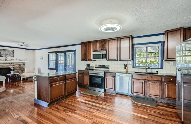 Newly renovated private house with huge backyard near City of Grayson.