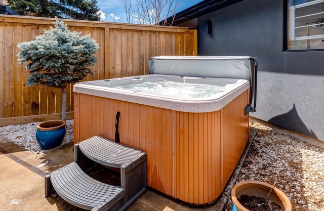 Newly Renovated Single Family Home w/Hot Tub, Garage & King Bed