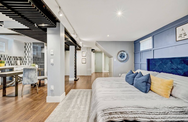 Newly renovated Stylish apartment close to Airport!