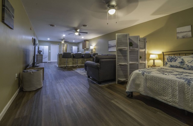 Newly renovated studio apartment! Close to Buhl Park and Shenago Reservoir Lake