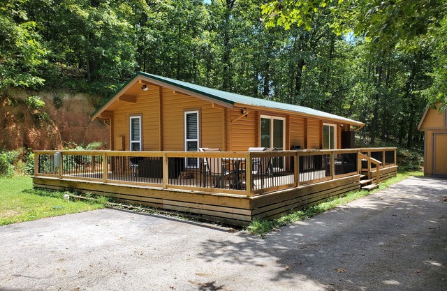 Newly Updated Luxury Cabin on Beaver Lake