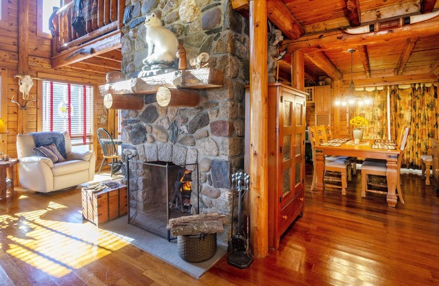 Newport County-Yellowstone custom cabin 5 minutes from the beach