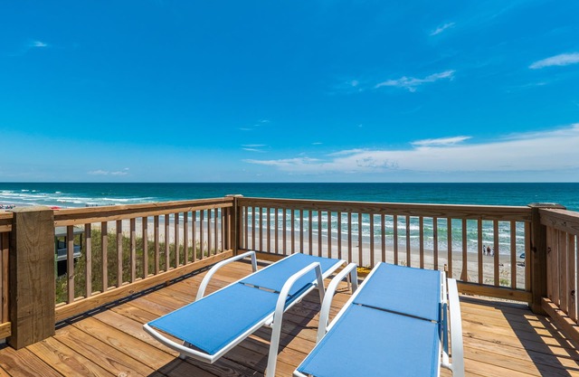 Next to Sea Gallery | Great Views + Walk to Beach!