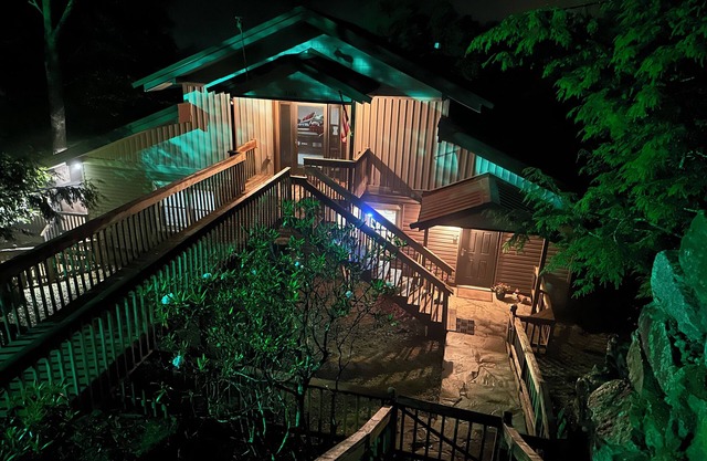 Next to the slopes - pet friendly -sleeps 8- walk to concerts