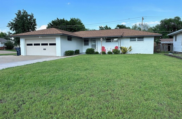 Nice 3 Bedroom, 1.5 bathroom Chickasaw House