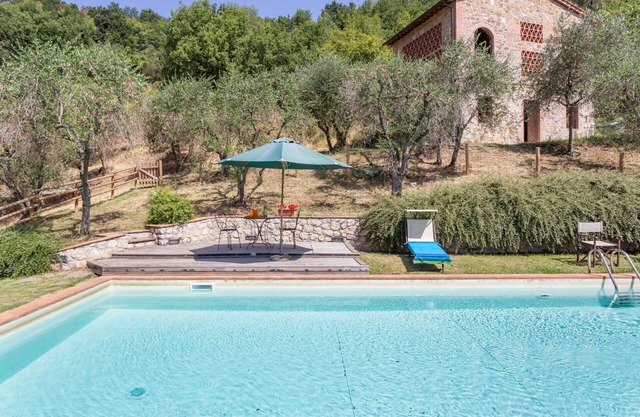 Nice apartment in villa with pool, WIFI, TV, patio, pets allowed, panoramic view, close to Lucca