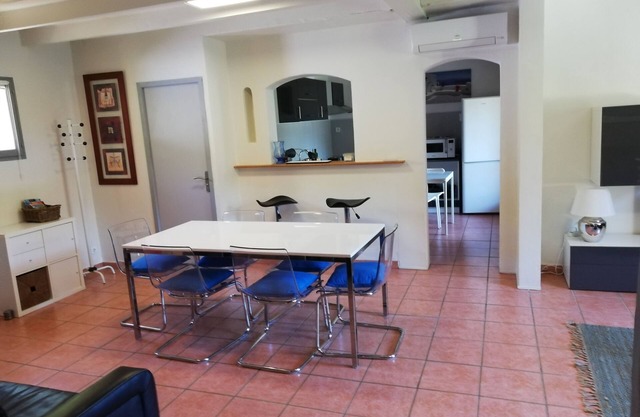 Nice air-conditioned apartment with terrace, 1 km from the village