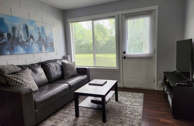 Nice and cozy apartment just 20 min to Detroit Airport and 15 min to Ann Arbor