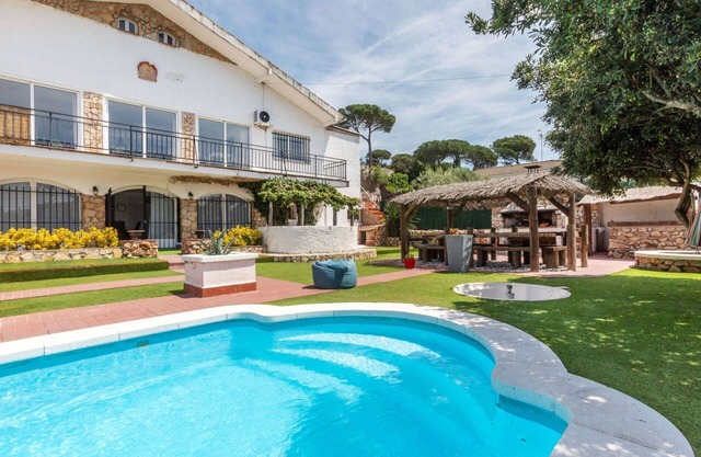 Nice apartment in villa for 6 guests with A/C, WIFI, private pool, TV, patio and parking