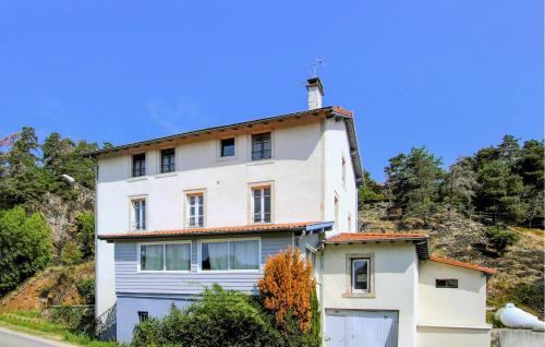 Nice Apartment In Saint-Germain-La-Prade