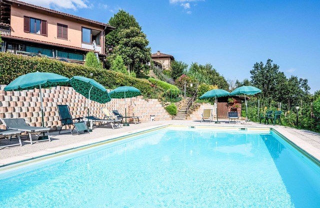 Nice apartment in villa for 4 guests with pool, WIFI, TV, patio, pets allowed and parking