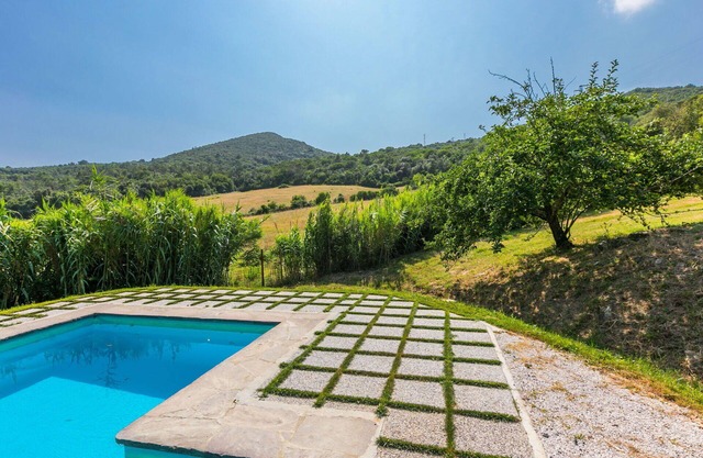 Nice apartment in villa for 17 people with pool, TV and pets allowed