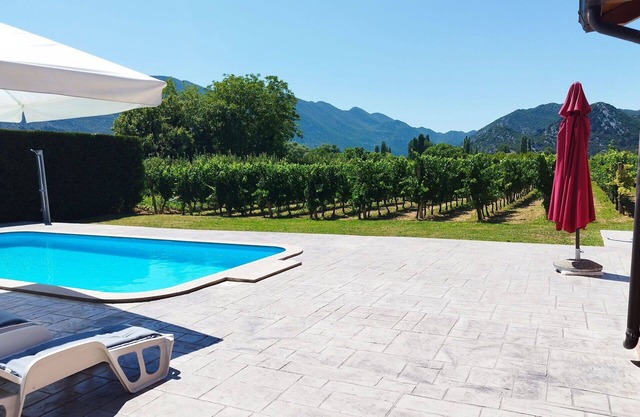 Nice apartment for 8 guests with A/C, WIFI, private pool, TV and terrace