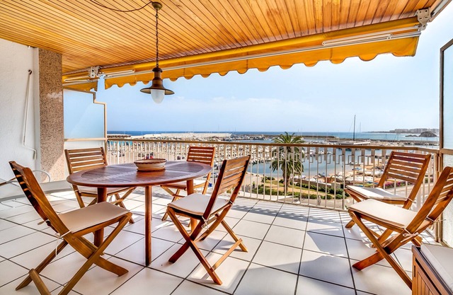 Nice apartment in front of the port of Blanes with spectacular views of the sea. 6 pax, free wifi. Vivalidays Es Blau.