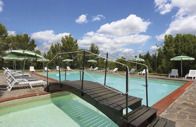 Nice apartment in villa for 4 guests with WIFI, pool, terrace and pets allowed