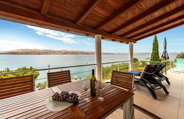 Nice apartment in Karlobag with WiFi