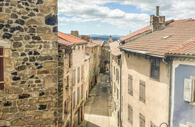 Nice apartment in Pradelles with WiFi