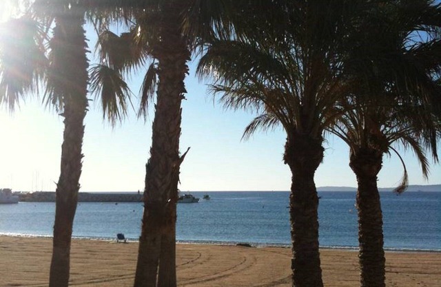 NICE APARTMENT IN RESIDENCE ARBORÉE AT THE FOOT OF THE BEACH THE LAVANDOU 1 TO 4 PEOPLE