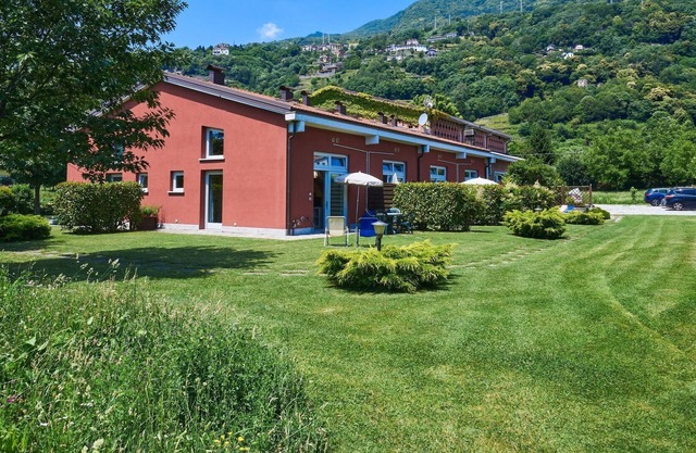 Nice apartment in villa for 4 guests with A/C, WIFI, TV, patio, pets allowed and parking