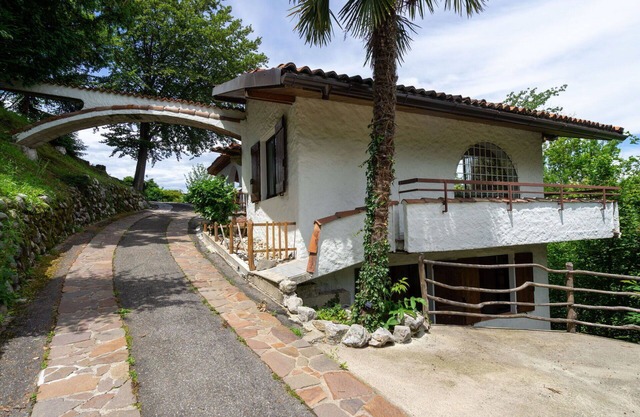 Nice apartment in villa for 6 guests with TV, terrace and pets allowed