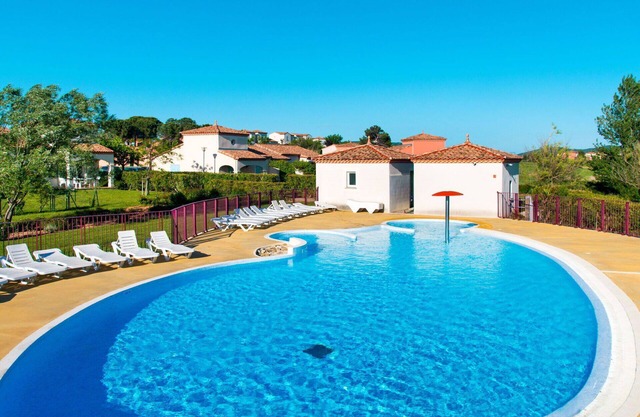Nice apartment in villa for 6 guests with hot tub, WIFI, pool, TV, terrace, pets allowed and par.