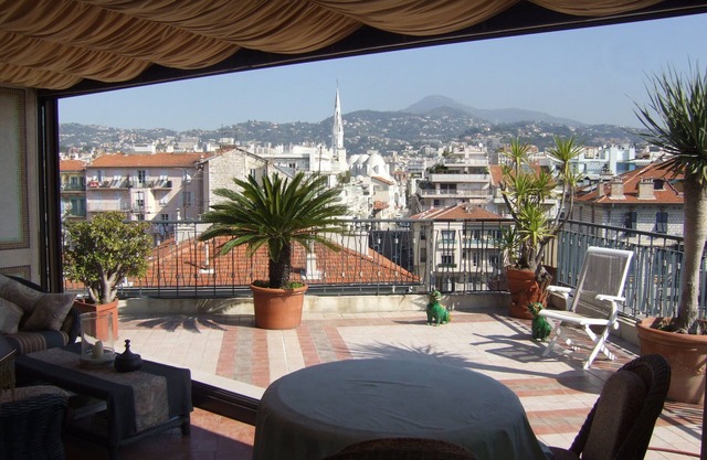 Nice apartment with a beautiful view to the mountains around Nice