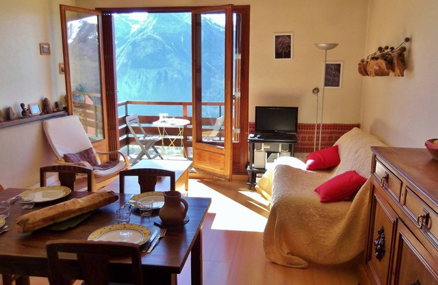 Nice equipped T3, superb view, close to stadium (pool/roller-skating/theater)