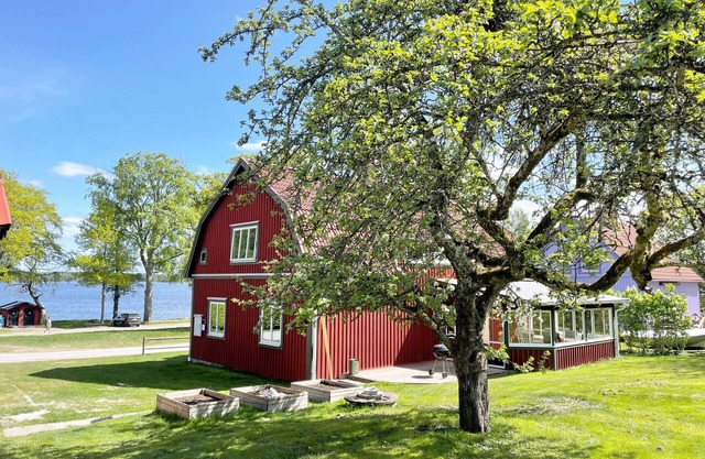 Nice holiday home with a view of lake Åsnen in Hulevik, Lönashult | SE06056