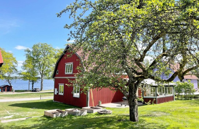 Nice holiday home with a view of lake Asnen in Hulevik, Lonashult