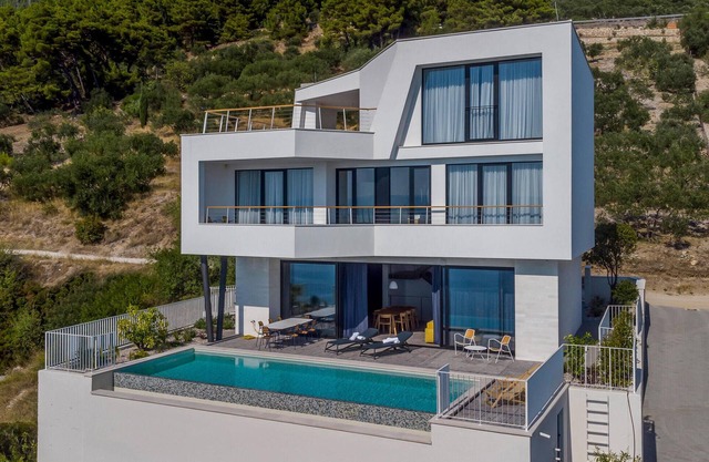 Nice home in Brela with WiFi
