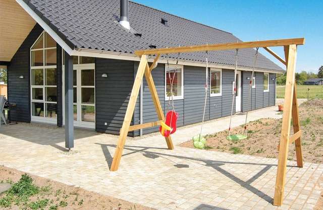 Nice home in Hovborg with WiFi