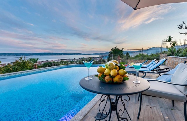 Nice home in Kastel Kambelovac