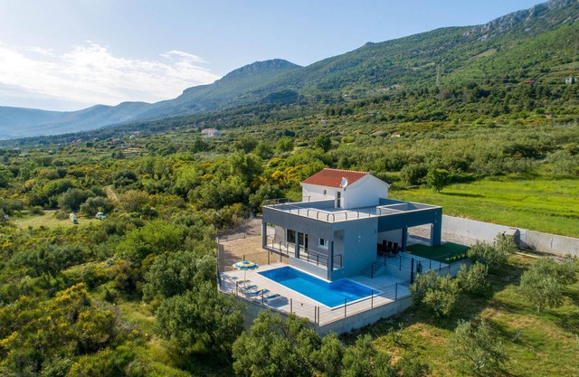 Nice home in Kastel Kambelovac