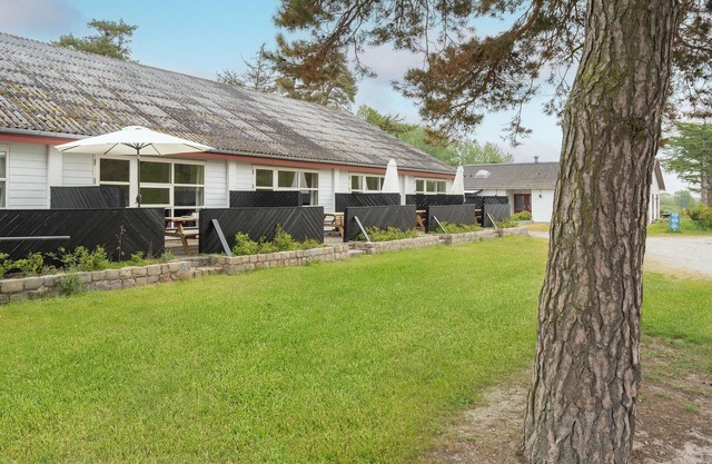 Nice home in Humble with WiFi