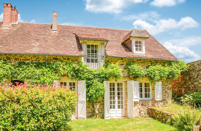 Nice home in Janailhac with WiFi