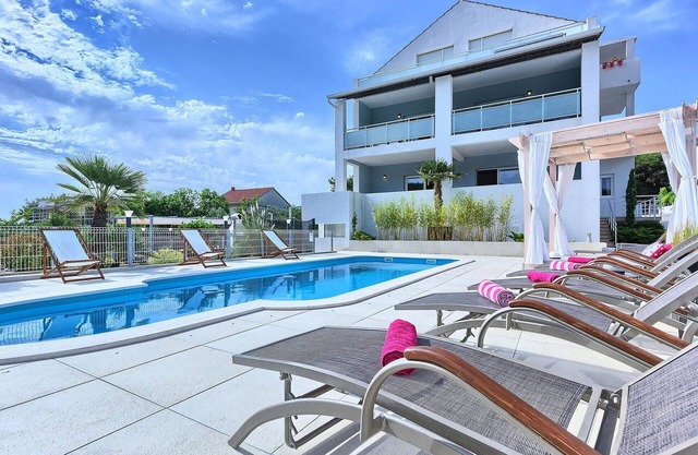 Nice home in Okrug Donji